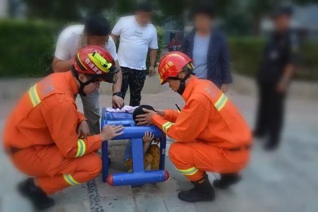  候车|又有孩子被卡住了！这次是火车站候车椅缝隙