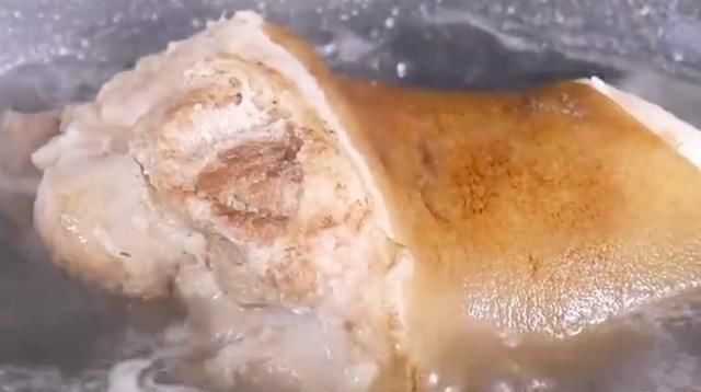 不腻|红烧肘子:快来看看简单的做法,这样做肥而不腻,香嫩软烂!