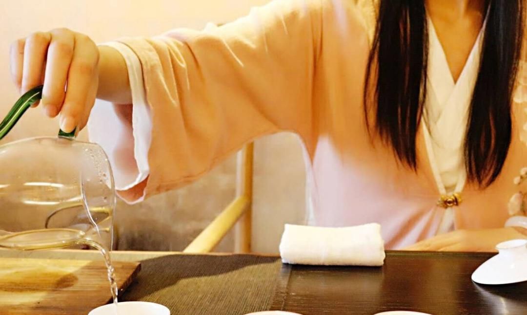  天地|春蕾诗词第四二期《茶》溪云山雨一杯中，能演沉浮天地同。