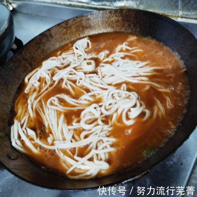  饭菜|西红柿豆角焖面，饭菜一锅出，最适合懒人