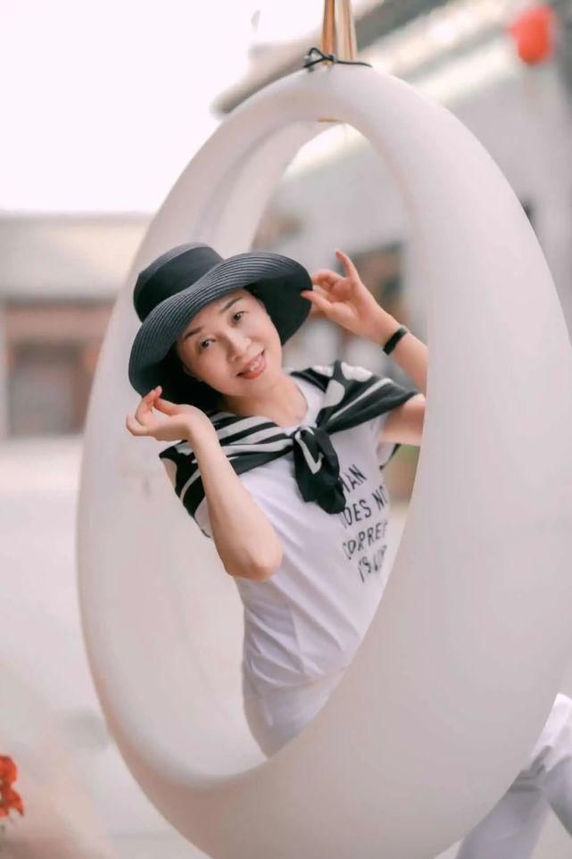 也能拍出|女人到了中年拍照别比剪刀手，送你7个姿势，拍照优雅好看有气质