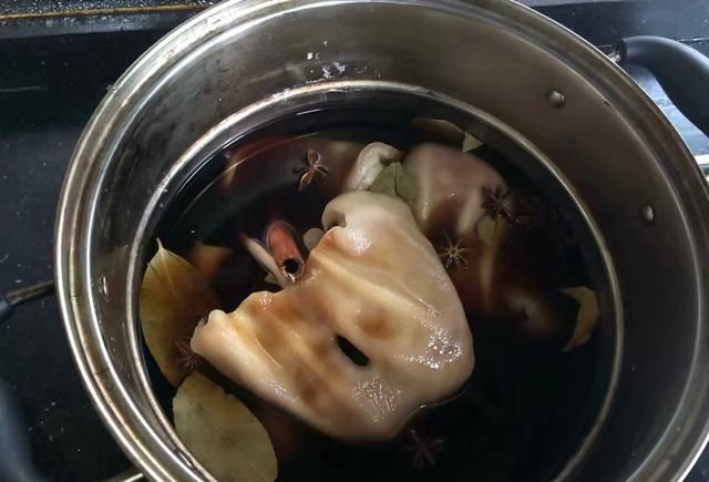 下酒|猪身上最脆爽的一块肉,简单卤一卤,下酒下饭还能美容养颜