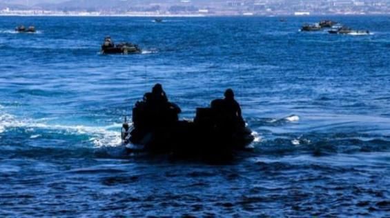  家伙|美军两栖战车沉没，8名士兵在车里淹死，20多吨的铁家伙别当船用