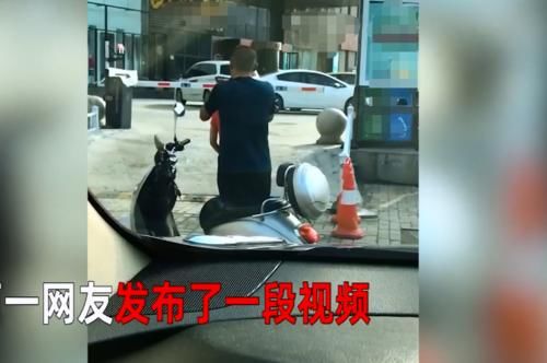  长发|女儿长发及腰，父亲帮盘发却挡住路口，司机等了五分钟也没催