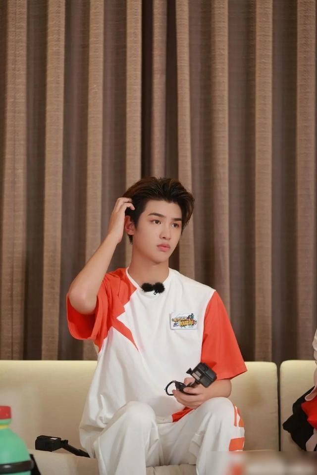  谢娜|谢娜：黄明昊好像杨丞琳，黄明昊机智接梗，网友夸他太有综艺感