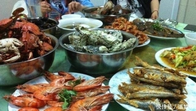 上桌|大姨一家人都不吃肉,一个月伙食费却2000多,饭菜上桌我明白了