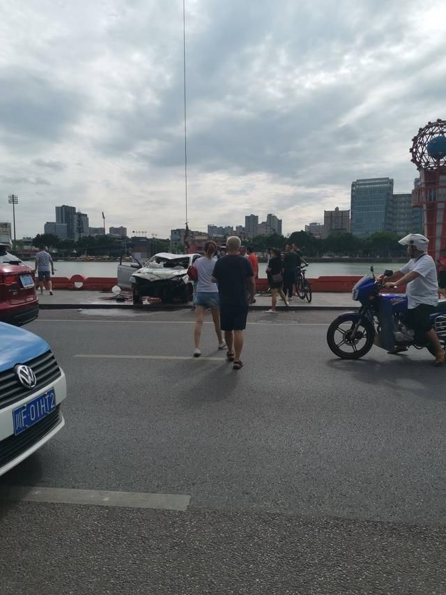  驾车|突发！男子驾车冲进四川德阳旌湖后自己游上岸 交警：排除酒驾嫌疑