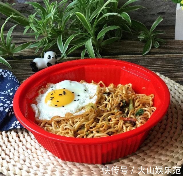 鸡蛋|鸡蛋酱拌面,面条Q弹、筋道又爽滑