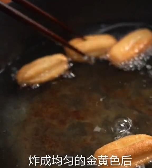 金黄|外面油条不放心教你在家炸油条,金黄酥脆又好吃,2块钱炸一锅