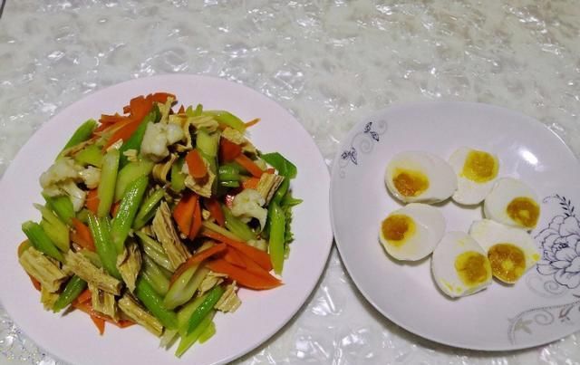  做好|菜花芹菜腐竹胡萝卜简单一拌，素什锦就做好了，好吃的下酒小凉菜