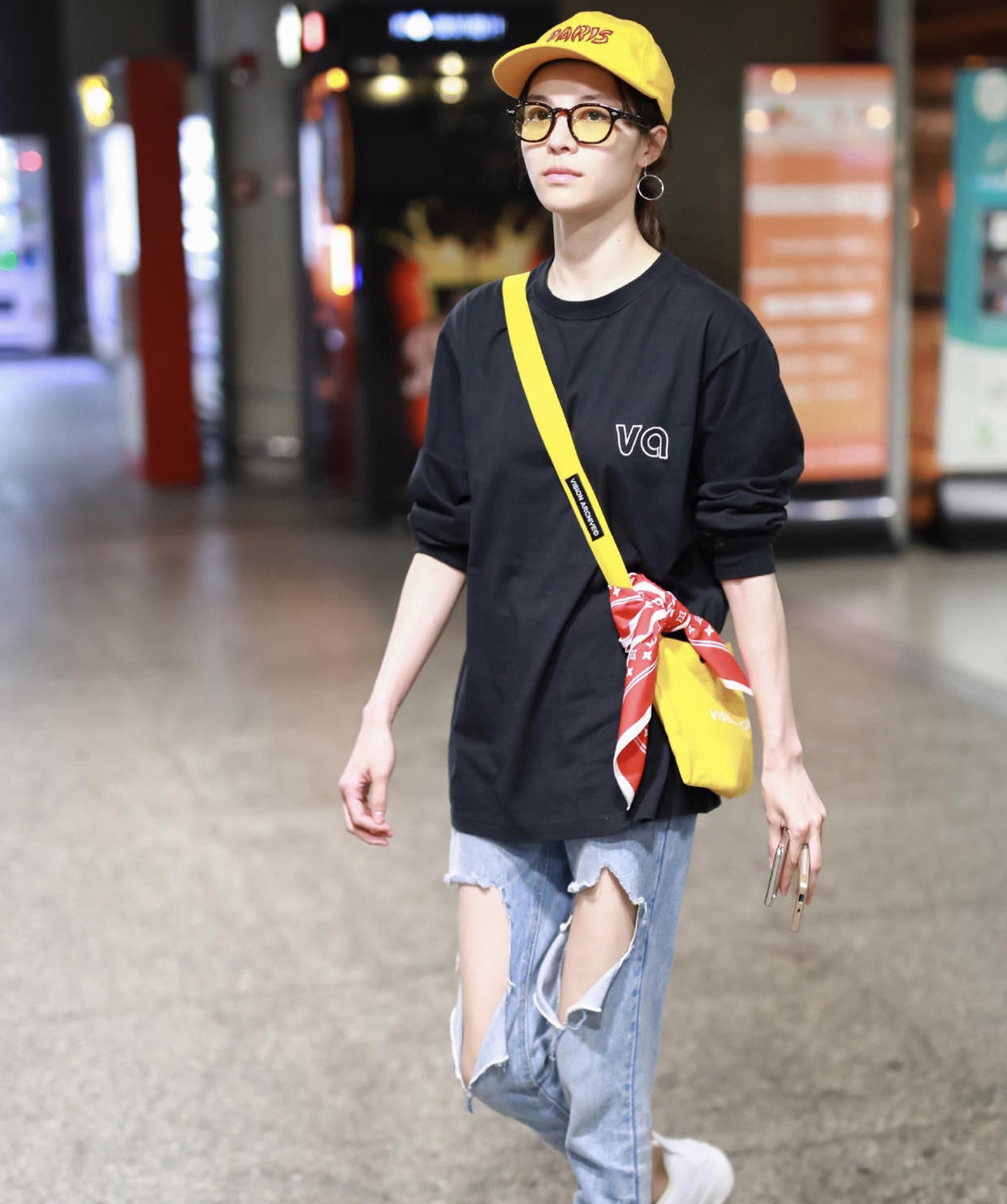  时髦|钟楚曦真是个“时髦精”，黑色吊带配阔腿裤洒脱不羁，御姐范十足