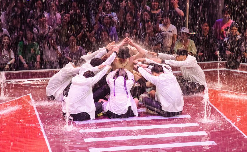  兴起|《街舞3》彩排，王一博上蹿下跳玩得兴起，摆pose暴露腿毛