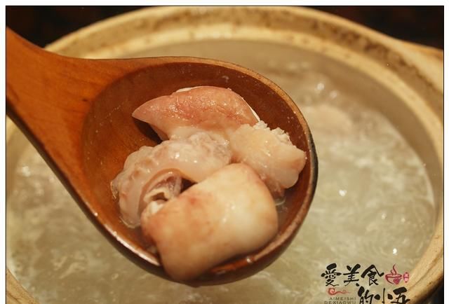  浸泡|新鲜的鱼肚与鱼肝，别人不要的食材，却是潮汕人煮汤的上好食材