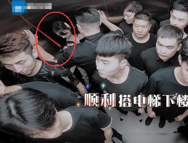 明星|郑爽坐电梯被男生圈怀里,谁注意她在干啥?才知心理素质有多好