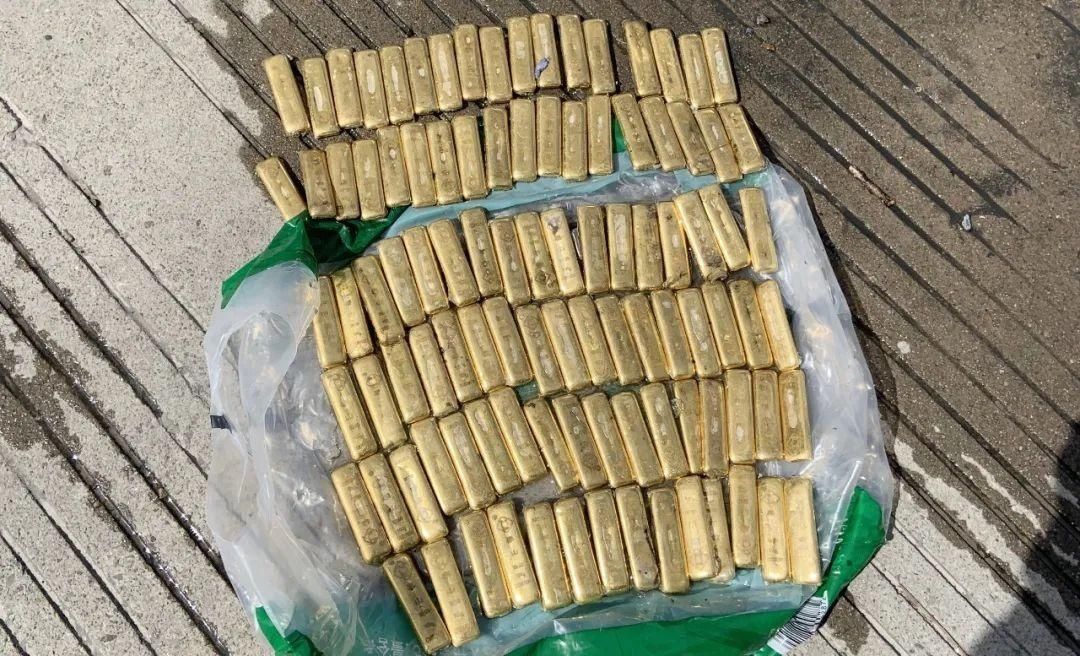 公斤|为帮当科级干部的弟弟藏匿受贿所得，男子一家将25公斤黄金扔进河道