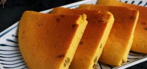  松软|平底锅玉米面煎饼，不用油也松软，撒把葡萄干更有嚼劲