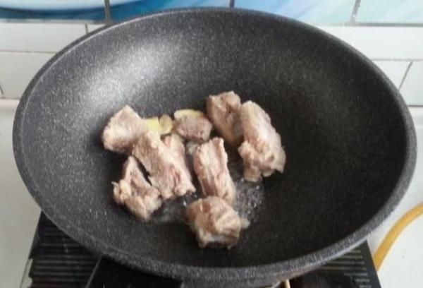  炖排骨|炖排骨，先焯水还是直接炖？都不对，教你一招，肉又香又嫩不干柴