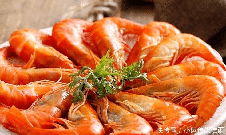 热水|煮虾时,冷水下锅还是热水下锅?这一步搞错了,难怪腥味重