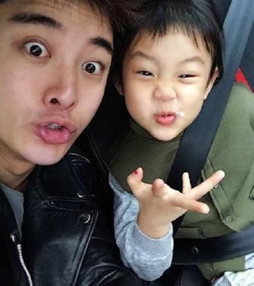  变黑|贾乃亮晒近照：变瘦变黑！香肠嘴抢镜！本人自嘲：这香肠嘴是谁？