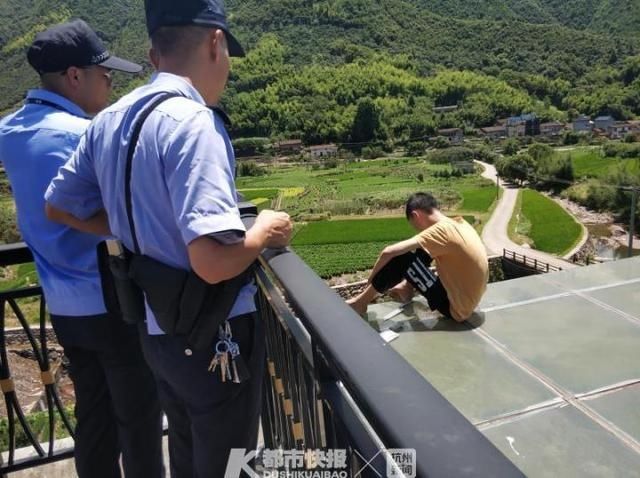  妈妈|15岁男孩和妈妈吵架后赌气跳楼，被消防员一秒冲上抱进怀里