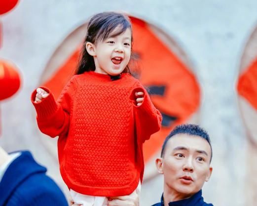  拥有|《爸哪儿》小泡芙长大了！7岁拥有大长腿，公园练单杠秒变女汉子