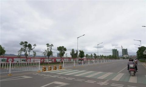  隔离护栏|还想随意调头、乱穿马路？红河蒙自这条路装了个“神器”