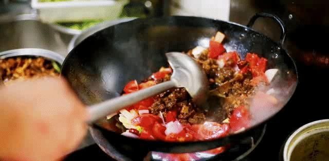 桌椅|店内坐不下,门口搬桌椅来吃!丰储街的这家盖浇饭火了13年!