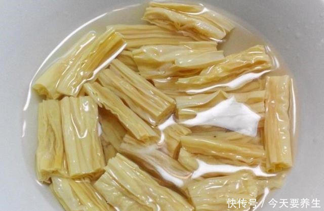 饭店|泡腐竹别只用清水,饭店都这样做,简单快速,腐竹不烂不硬又劲道