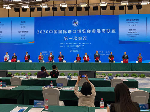 长约|35家进博会参展商今天上午签下三年“长约”