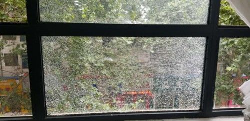  打碎|男子学“网红”打弹弓 打碎商铺5块玻璃被拘留