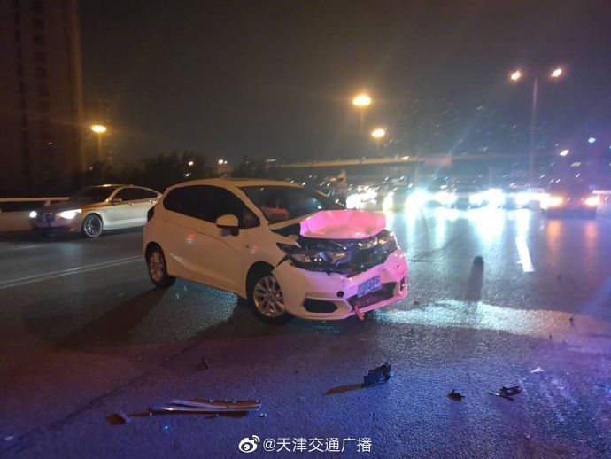  送医|天津 发生三车事故，有人受伤被送医