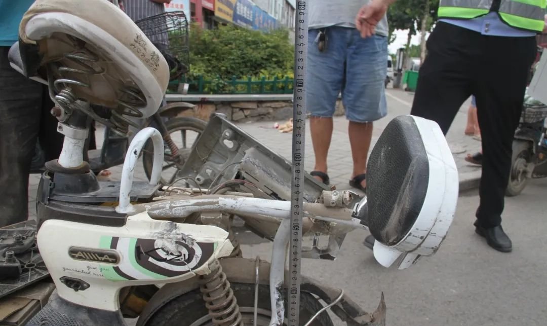  电动车|电动车一头撞上大货车！闯黄灯远比你想象中危险！| 一线微观