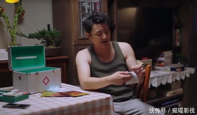 父母|尖尖心情不好找爸爸安慰,谁注意李爸在干嘛?多数父母都如此暖心