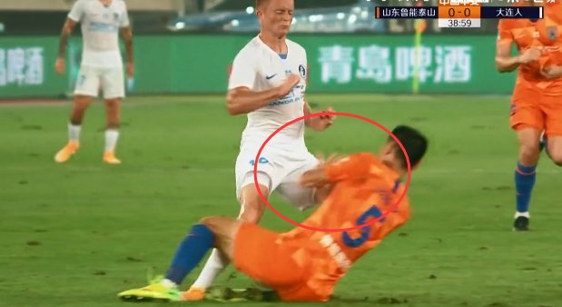 郑铮|刘洋传球失误，郑铮补防犯规后脑着地，太危险了