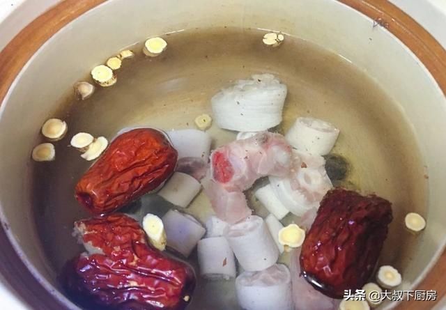 香气|砂锅煲汤很容易，大叔教你猪尾汤，香气浓郁，简单易学，非常好吃