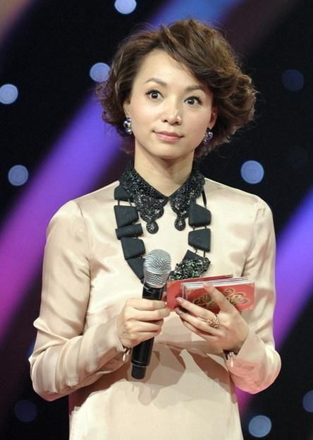  董卿|董卿人美笔好，书功不俗，被赞“腹有诗书气自华”，当之无愧