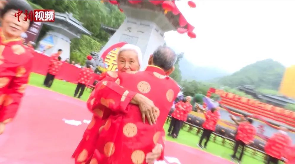 中式|“当年连被子都是借的!”28对金婚老人集体补办中式婚礼