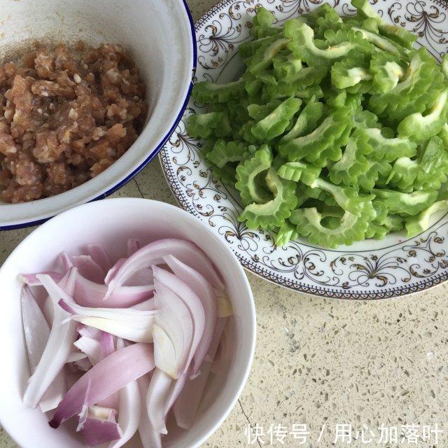 家常|肉末洋葱炒苦瓜,家常小炒,简单又不失美味