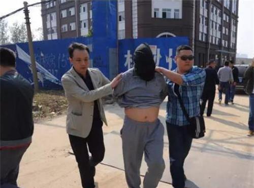 老婆|他抢银行潜逃16年，被捕时已有4个老婆，生12个孩子，身家几个亿