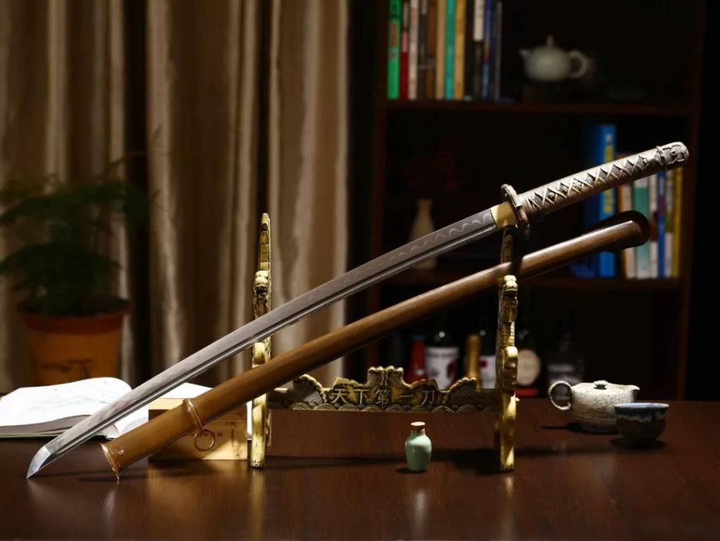 战场|从古代的战场利刃,到现在的杀伐利器,传统刀剑和现代短刀,你更喜欢哪种?