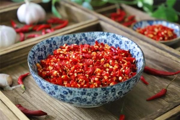  高度白酒|剁辣椒最简单的做法，配方比例告诉你，香辣无添加，放一年都不坏