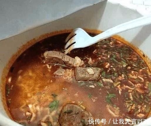 泰国|小伙在泰国旅游买了桶方便面,打开包装后感动不已