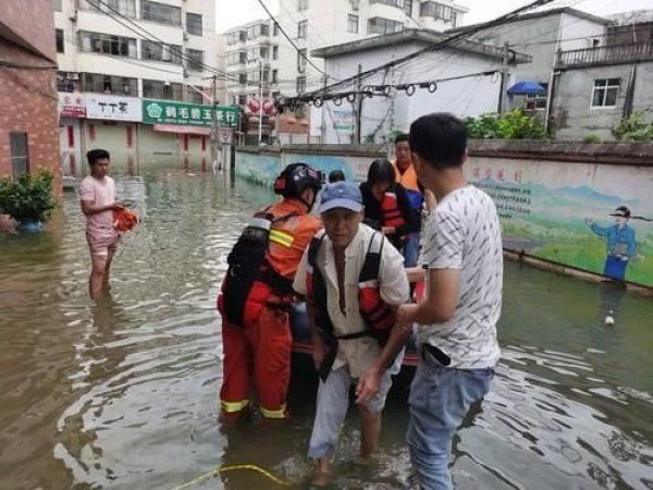 指战员|视频 安徽无为水位持续上涨居民受困，上海消防紧急疏散200余名群众