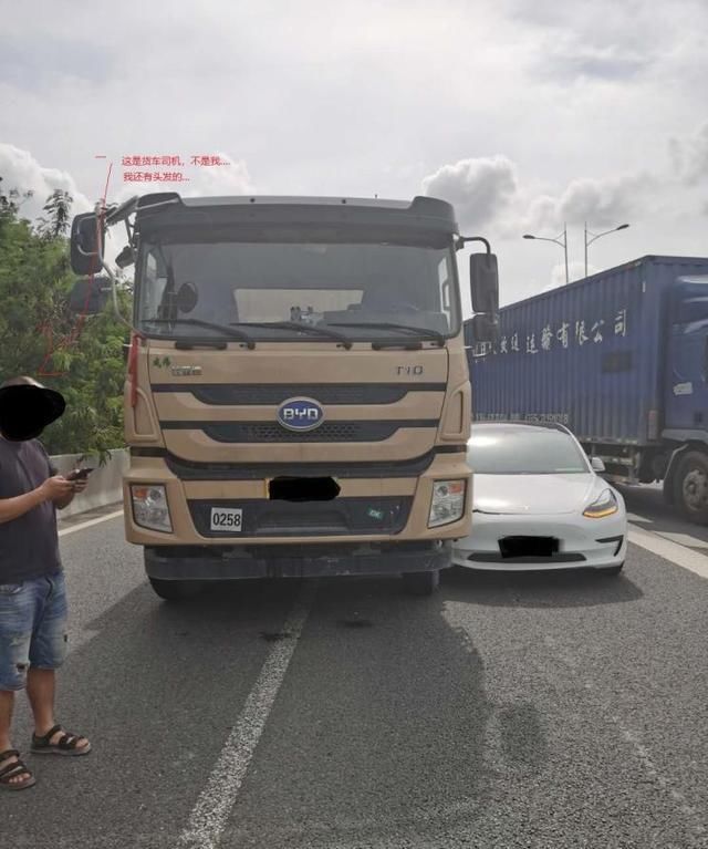  事故|渣土车强行变道 Autopilot无视致相撞 车主维权新进展