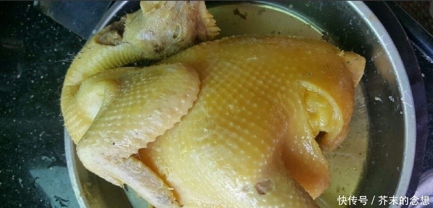 姜葱|粤菜40年大厨煮白切鸡,不只放姜葱,放两粒它,鸡皮自动变黄