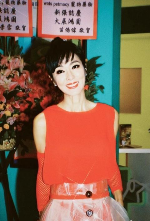  搭配|62岁苗侨伟帅气不减，白T恤+蓝西装精神抖擞，衬的65岁米雪真娇嫩