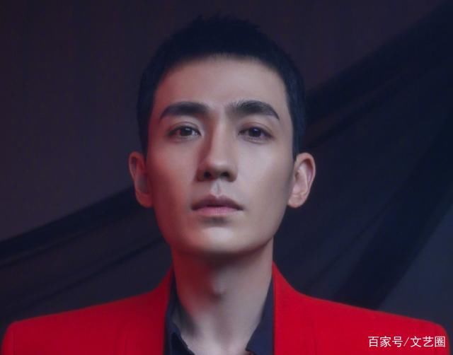  芒果|王霏霏芒果夜下楼梯摔跟头，站起来坚持表演，事后回应未伤筋动骨