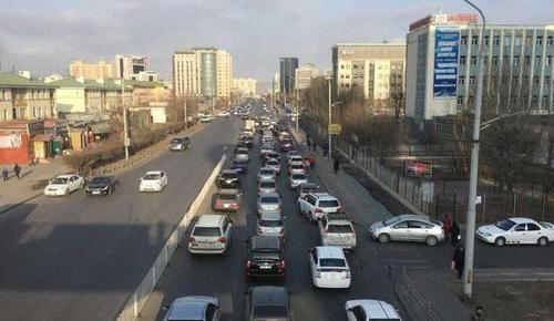  宝马车|雷克萨斯被人撞掉车门，车主痛哭道：我不就吃个早餐嘛