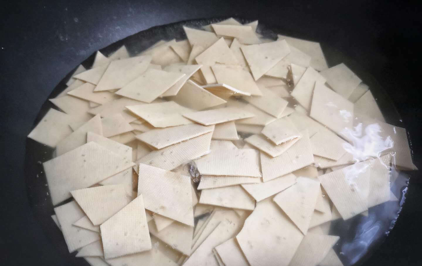  西红柿炒豆|8月不吃肉，也要给孩子吃它，3元一斤，蛋白质含量极高，比肉还香