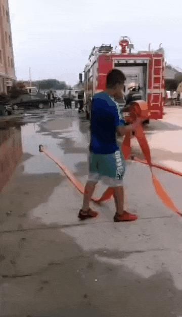  装进|邻居家起火，他把自己装进垃圾桶